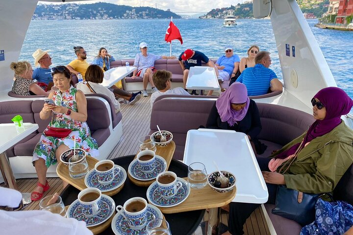 Luksusyachtcruise på Istanbuls Bosporos-stredet, med landemerker og den asiatiske siden, foto 12 | wizardtrip