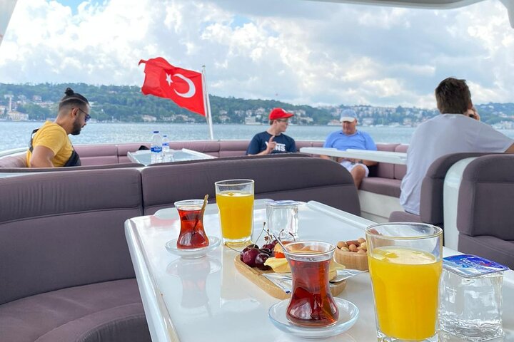 Luksusyachtcruise på Istanbuls Bosporos-stredet, med landemerker og den asiatiske siden, foto 23 | wizardtrip