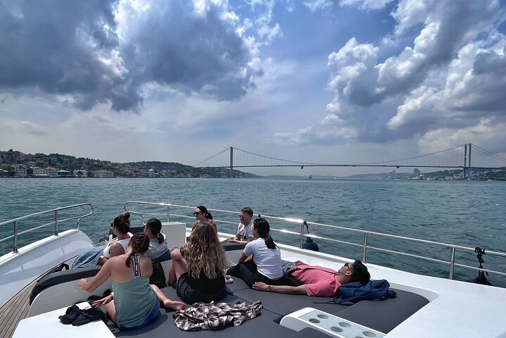 Luksusyachtcruise på Istanbuls Bosporos-stredet, med landemerker og den asiatiske siden, foto 27 | wizardtrip
