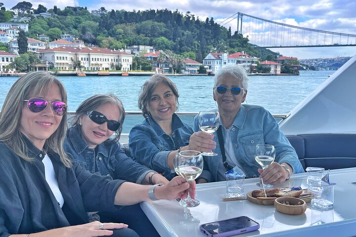 Luksusyachtcruise på Istanbuls Bosporos-stredet, med landemerker og den asiatiske siden, foto 28 | wizardtrip