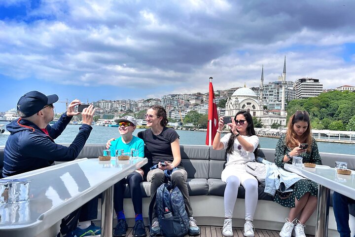 Luksusyachtcruise på Istanbuls Bosporos-stredet, med landemerker og den asiatiske siden, foto 29 | wizardtrip