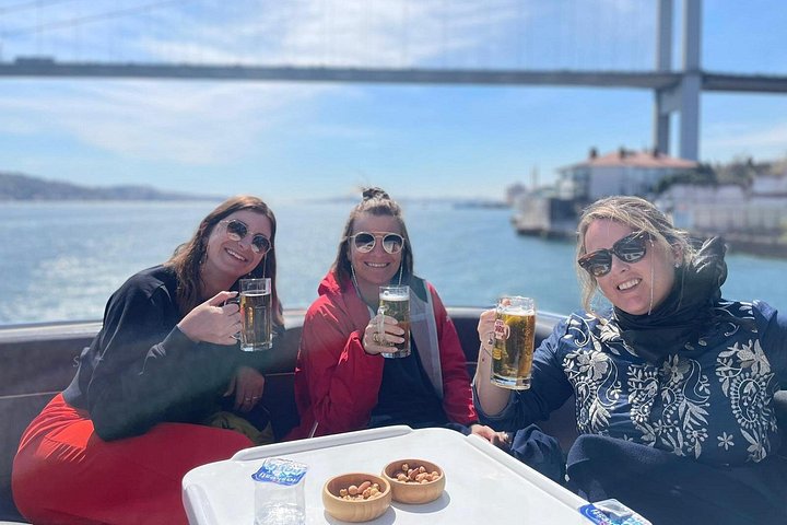 Luksusyachtcruise på Istanbuls Bosporos-stredet, med landemerker og den asiatiske siden, foto 31 | wizardtrip