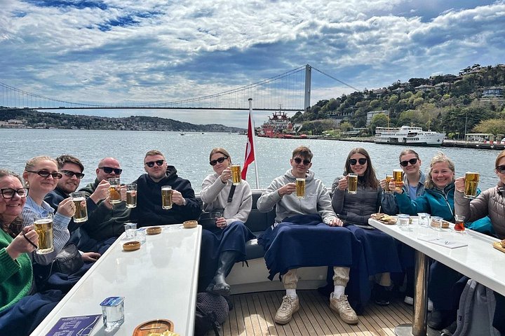 Luksusyachtcruise på Istanbuls Bosporos-stredet, med landemerker og den asiatiske siden, foto 32 | wizardtrip