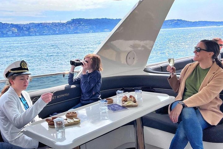 Luksusyachtcruise på Istanbuls Bosporos-stredet, med landemerker og den asiatiske siden, foto 33 | wizardtrip