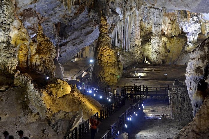 Verken de magnifieke Phong Nha en Paradise Caves in Vietnam, met adembenemende stalactieten en ondergrondse rivieren, foto 10 | wizardtrip