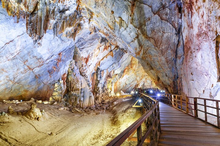 Verken de magnifieke Phong Nha en Paradise Caves in Vietnam, met adembenemende stalactieten en ondergrondse rivieren, foto 11 | wizardtrip