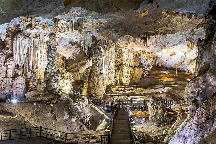 Verken de magnifieke Phong Nha en Paradise Caves in Vietnam, met adembenemende stalactieten en ondergrondse rivieren, foto 13 | wizardtrip