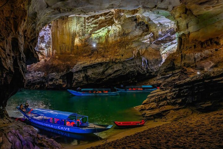 Verken de magnifieke Phong Nha en Paradise Caves in Vietnam, met adembenemende stalactieten en ondergrondse rivieren, foto 14 | wizardtrip
