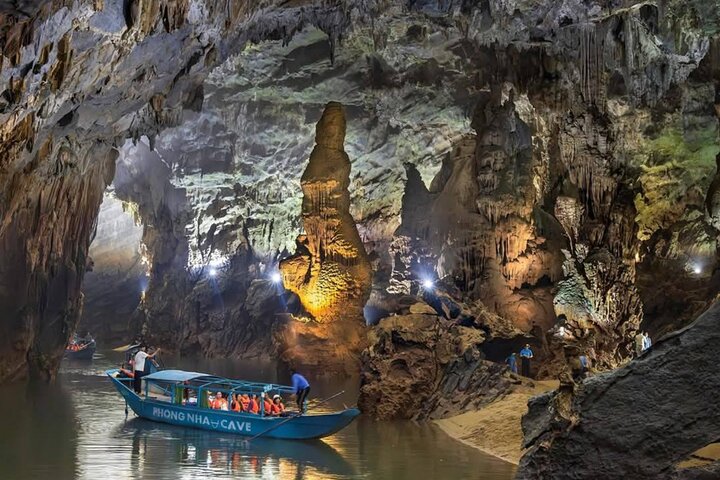 Verken de magnifieke Phong Nha en Paradise Caves in Vietnam, met adembenemende stalactieten en ondergrondse rivieren, foto 31 | wizardtrip