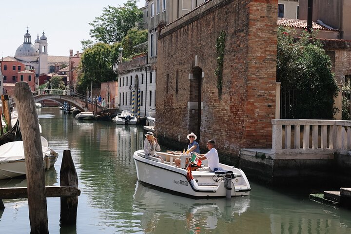 Tour en barco eléctrico por los canales ocultos y monumentos emblemáticos de Venecia, foto 7 | wizardtrip