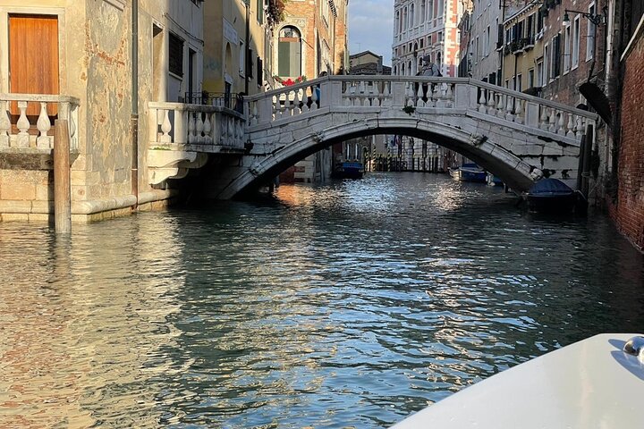 Tour en barco eléctrico por los canales ocultos y monumentos emblemáticos de Venecia, foto 8 | wizardtrip