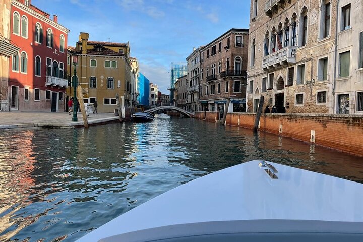 Tour en barco eléctrico por los canales ocultos y monumentos emblemáticos de Venecia, foto 9 | wizardtrip
