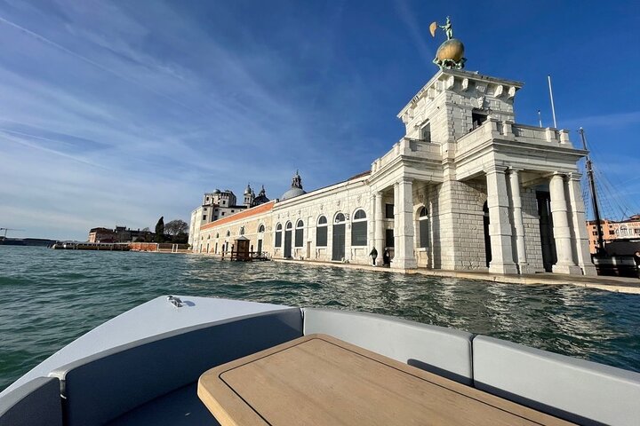 Tour en barco eléctrico por los canales ocultos y monumentos emblemáticos de Venecia, foto 10 | wizardtrip