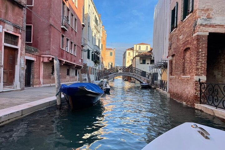 Tour en barco eléctrico por los canales ocultos y monumentos emblemáticos de Venecia, foto 11 | wizardtrip