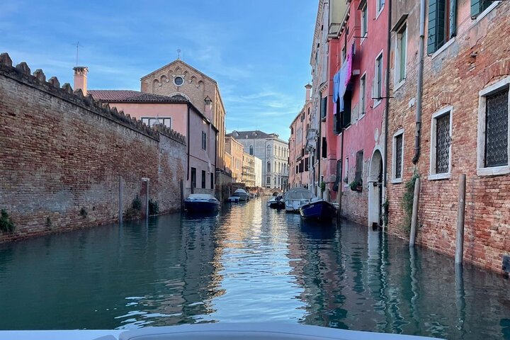 Tour en barco eléctrico por los canales ocultos y monumentos emblemáticos de Venecia, foto 12 | wizardtrip