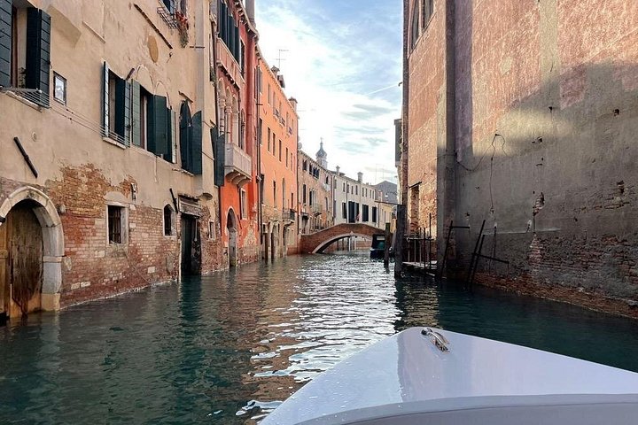 Tour en barco eléctrico por los canales ocultos y monumentos emblemáticos de Venecia, foto 14 | wizardtrip