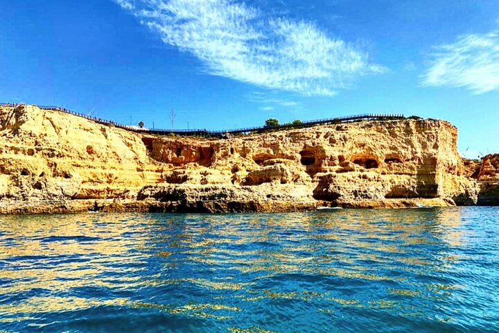 Speedboottocht langs de Benagil-grotten en de kust van de Algarve in Portimão, foto 9 | wizardtrip