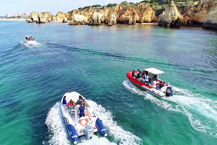 Speedboottocht langs de Benagil-grotten en de kust van de Algarve in Portimão, foto 12 | wizardtrip