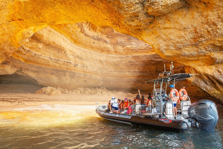 Speedboottocht langs de Benagil-grotten en de kust van de Algarve in Portimão, foto 13 | wizardtrip
