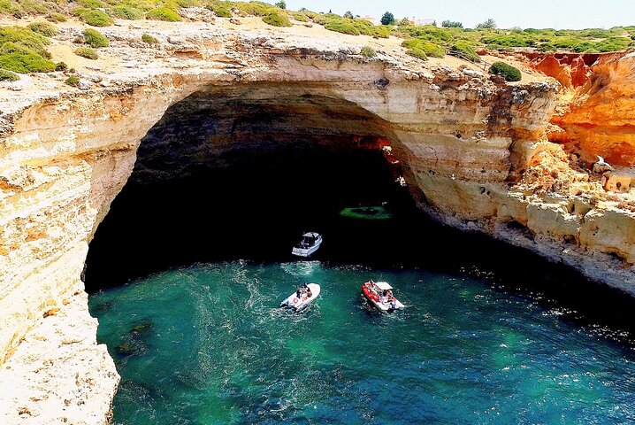 Speedboottocht langs de Benagil-grotten en de kust van de Algarve in Portimão, foto 16 | wizardtrip