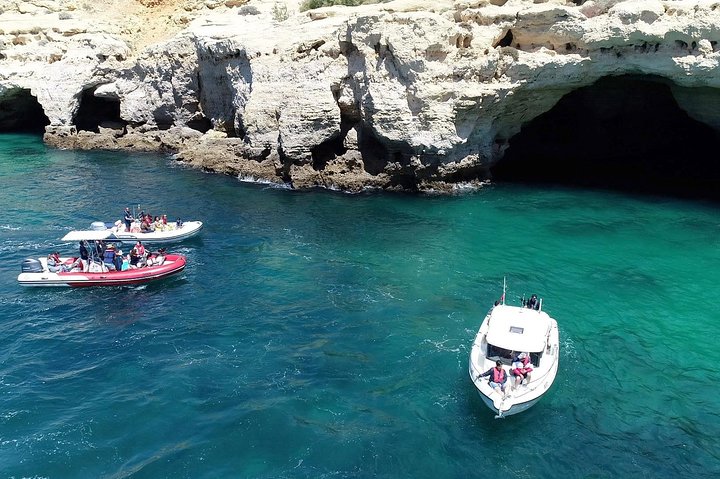 Speedboottocht langs de Benagil-grotten en de kust van de Algarve in Portimão, foto 32 | wizardtrip