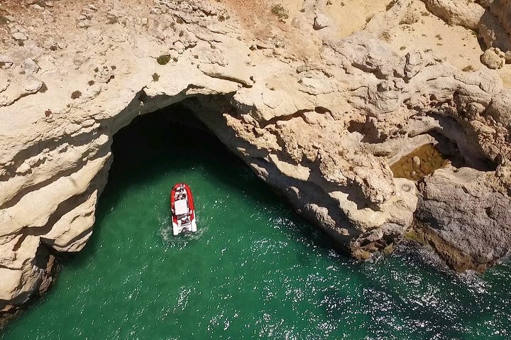 Speedboottocht langs de Benagil-grotten en de kust van de Algarve in Portimão, foto 33 | wizardtrip