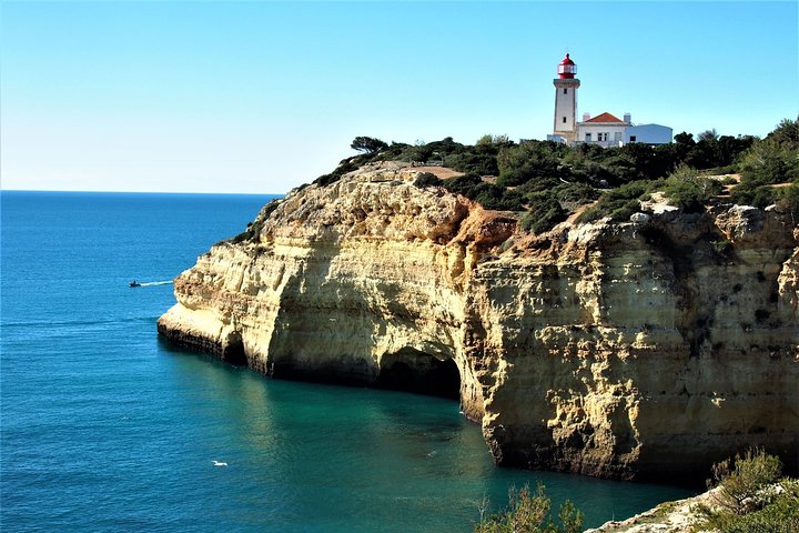 Speedboottocht langs de Benagil-grotten en de kust van de Algarve in Portimão, foto 36 | wizardtrip