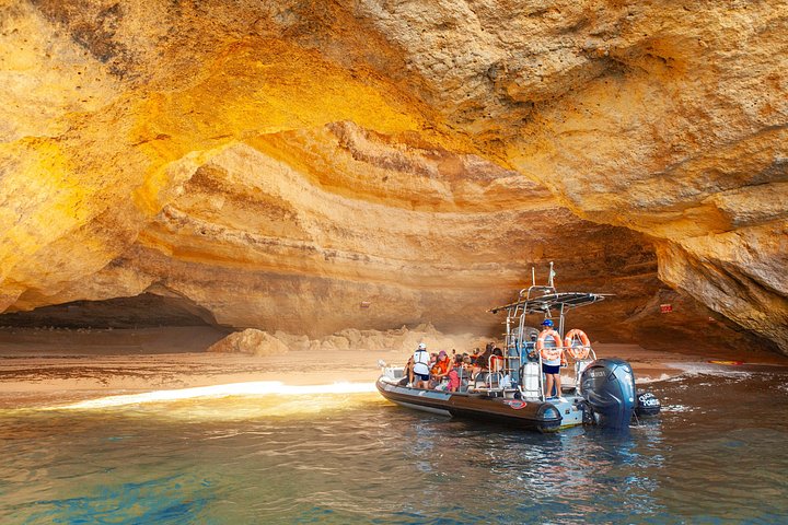 Spennende hurtigbåttur som utforsker grottene og kystlinjen nær Portimão og Benagil, Portugal, foto 6 | wizardtrip