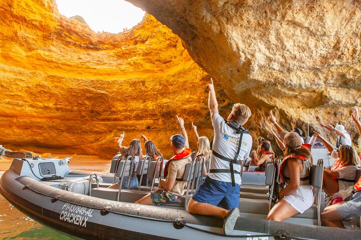 Spennende hurtigbåttur som utforsker grottene og kystlinjen nær Portimão og Benagil, Portugal, foto 8 | wizardtrip