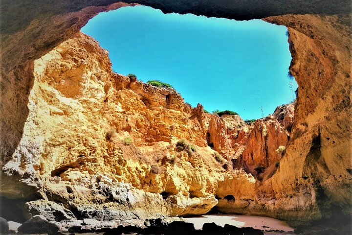 Spennende hurtigbåttur som utforsker grottene og kystlinjen nær Portimão og Benagil, Portugal, foto 10 | wizardtrip