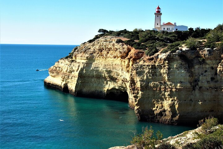 Spennende hurtigbåttur som utforsker grottene og kystlinjen nær Portimão og Benagil, Portugal, foto 12 | wizardtrip