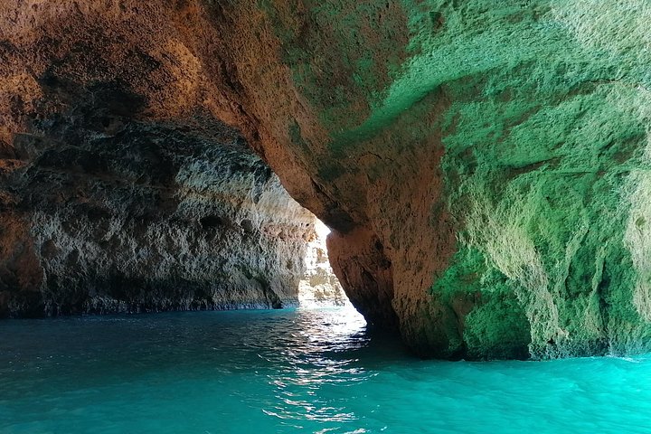 Spennende hurtigbåttur som utforsker grottene og kystlinjen nær Portimão og Benagil, Portugal, foto 13 | wizardtrip