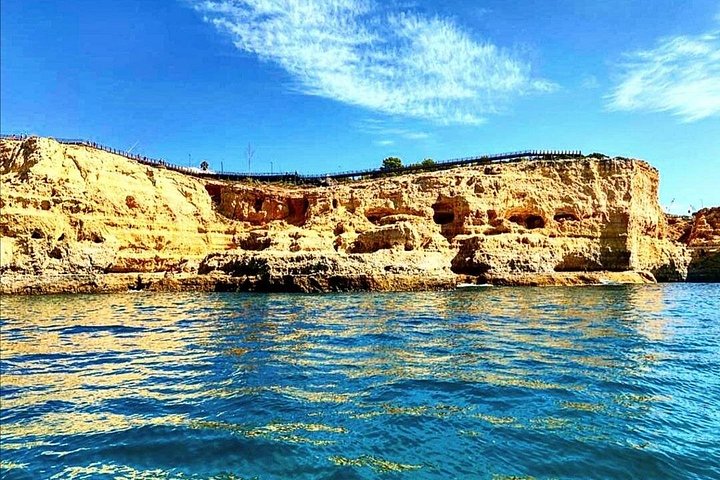 Spennende hurtigbåttur som utforsker grottene og kystlinjen nær Portimão og Benagil, Portugal, foto 15 | wizardtrip