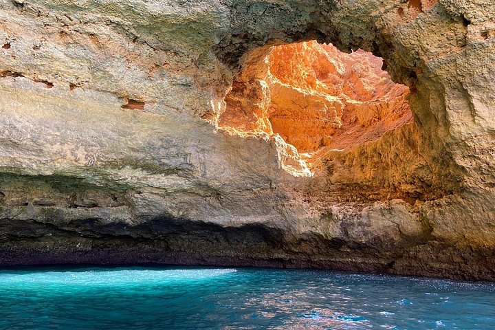 Spennende hurtigbåttur som utforsker grottene og kystlinjen nær Portimão og Benagil, Portugal, foto 19 | wizardtrip