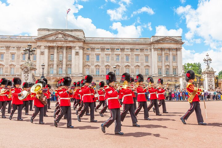 The Changing of the Guard Tour and Buckingham Palace | wizardtrip