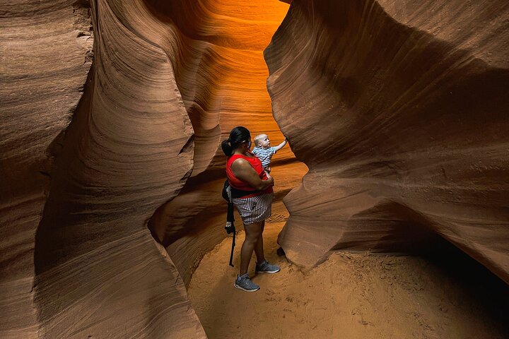 Guidet vandretur gennem de farverige sandstenskløfter i Lower Antelope Canyon, Page, Arizona, foto 8 | wizardtrip