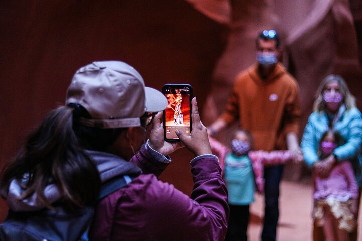 Guidet vandretur gennem de farverige sandstenskløfter i Lower Antelope Canyon, Page, Arizona, foto 9 | wizardtrip