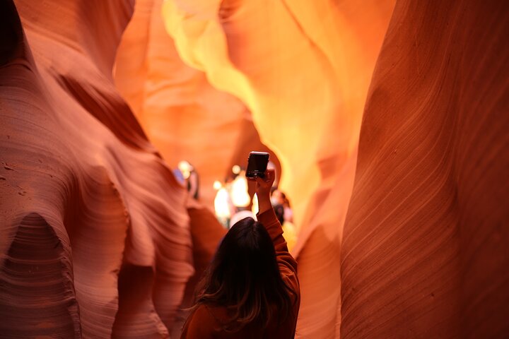 Guidet vandretur gennem de farverige sandstenskløfter i Lower Antelope Canyon, Page, Arizona, foto 10 | wizardtrip