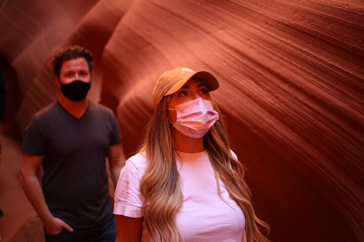 Guidet vandretur gennem de farverige sandstenskløfter i Lower Antelope Canyon, Page, Arizona, foto 12 | wizardtrip