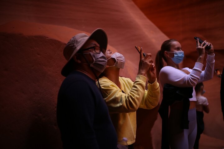 Guidet vandretur gennem de farverige sandstenskløfter i Lower Antelope Canyon, Page, Arizona, foto 13 | wizardtrip