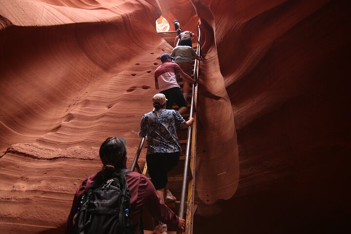 Guidet vandretur gennem de farverige sandstenskløfter i Lower Antelope Canyon, Page, Arizona, foto 14 | wizardtrip