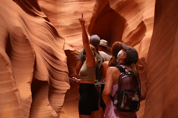 Guidet vandretur gennem de farverige sandstenskløfter i Lower Antelope Canyon, Page, Arizona, foto 15 | wizardtrip
