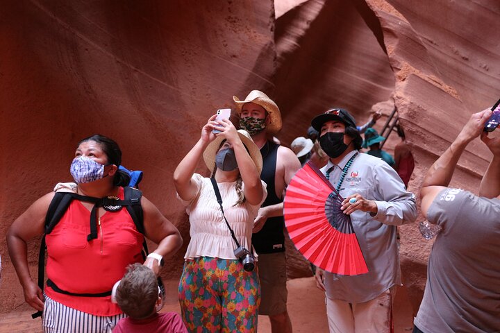 Guidet vandretur gennem de farverige sandstenskløfter i Lower Antelope Canyon, Page, Arizona, foto 16 | wizardtrip