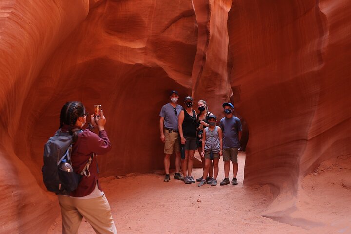 Guidet vandretur gennem de farverige sandstenskløfter i Lower Antelope Canyon, Page, Arizona, foto 17 | wizardtrip