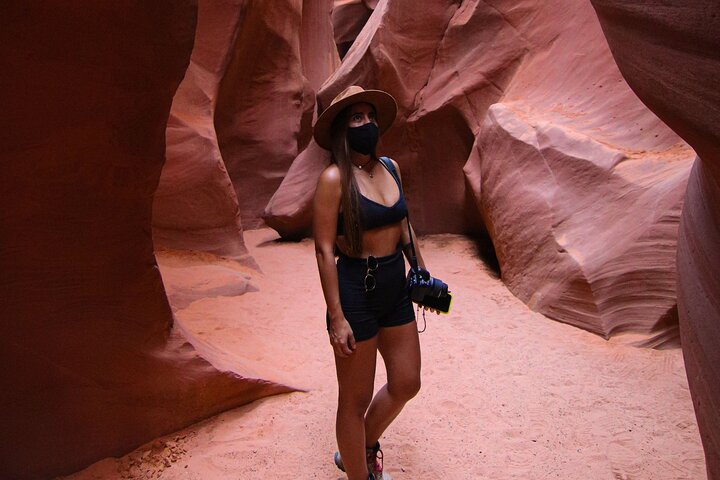 Guidet vandretur gennem de farverige sandstenskløfter i Lower Antelope Canyon, Page, Arizona, foto 19 | wizardtrip