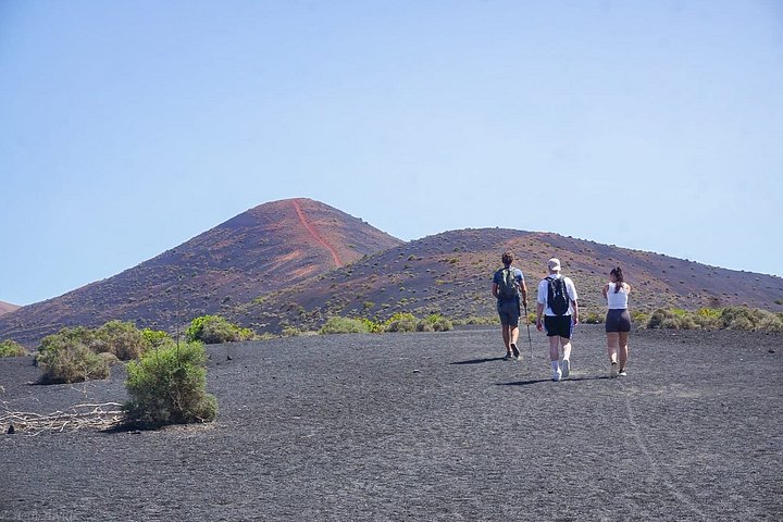 Volcanic trekking tour in Timanfaya National Park, Lanzarote, photo 8 | wizardtrip