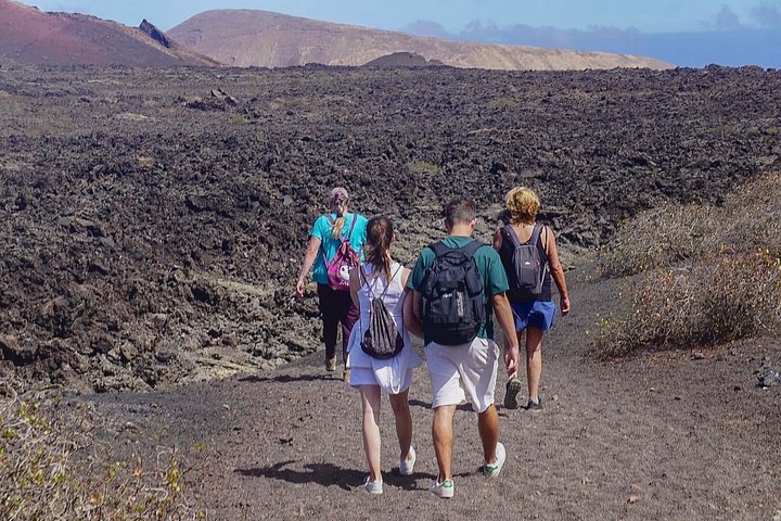 Volcanic trekking tour in Timanfaya National Park, Lanzarote, photo 9 | wizardtrip