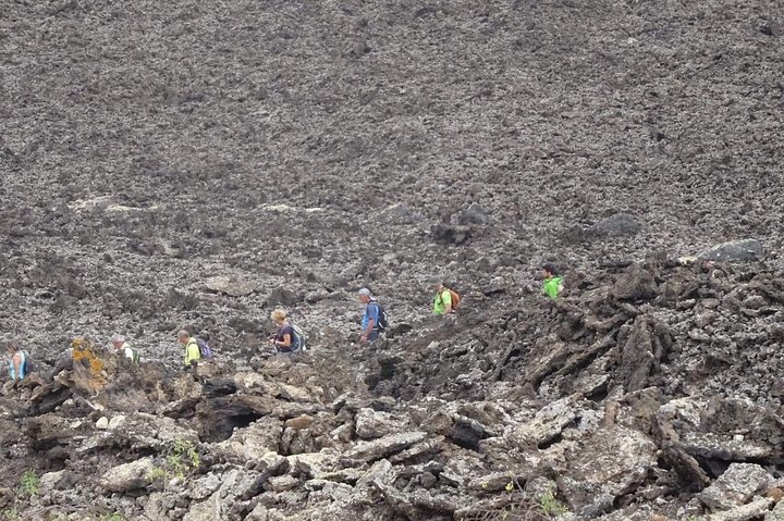 Volcanic trekking tour in Timanfaya National Park, Lanzarote, photo 13 | wizardtrip