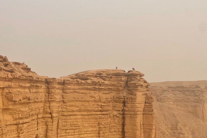 Oplev de dramatiske klipper og vidtstrakte ørkenudsigter ved Verdens Ende nær Riyadh, Saudi-Arabien, foto 6 | wizardtrip