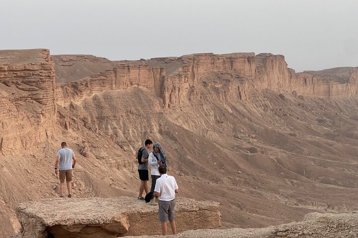 Oplev de dramatiske klipper og vidtstrakte ørkenudsigter ved Verdens Ende nær Riyadh, Saudi-Arabien, foto 7 | wizardtrip